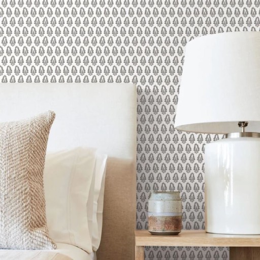 Чёрно-белые флизелиновые обои York MT5608