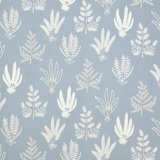 Ткань нежно-голубого цвета с растениями F4605-03